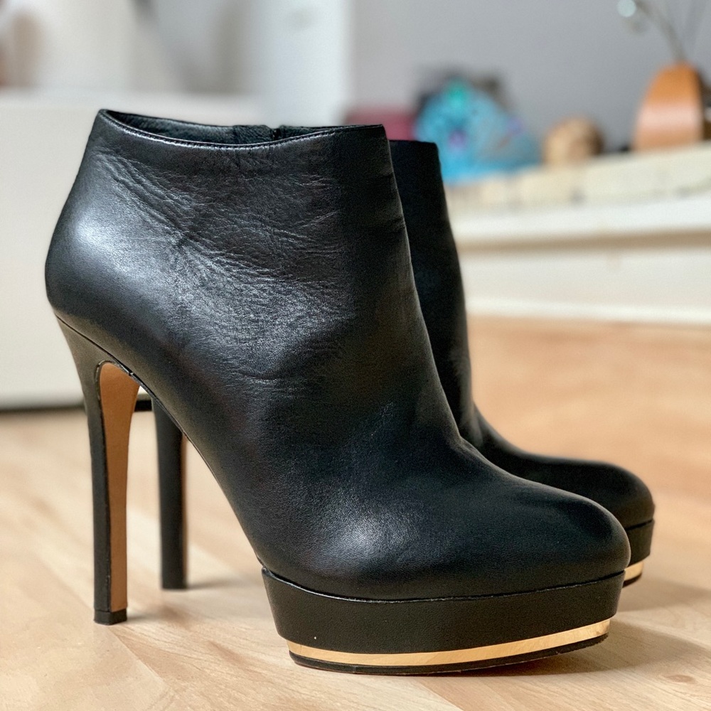 Vince camuto black leather size 8 platform
